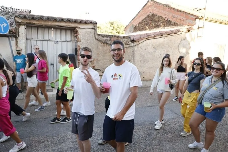 Foto 9 - Do&ntilde;inos arranca sus fiestas con un preg&oacute;n muy animado