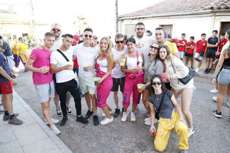 Foto 11 - Do&ntilde;inos arranca sus fiestas con un preg&oacute;n muy animado