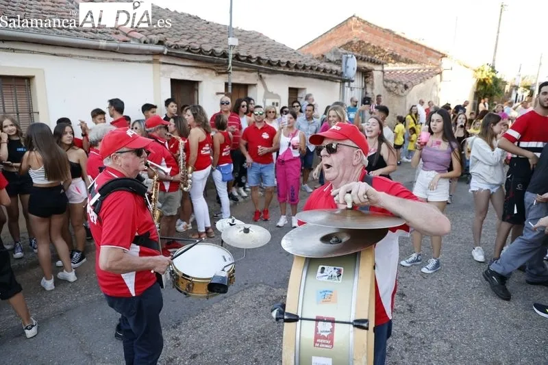 Foto 16 - Do&ntilde;inos arranca sus fiestas con un preg&oacute;n muy animado