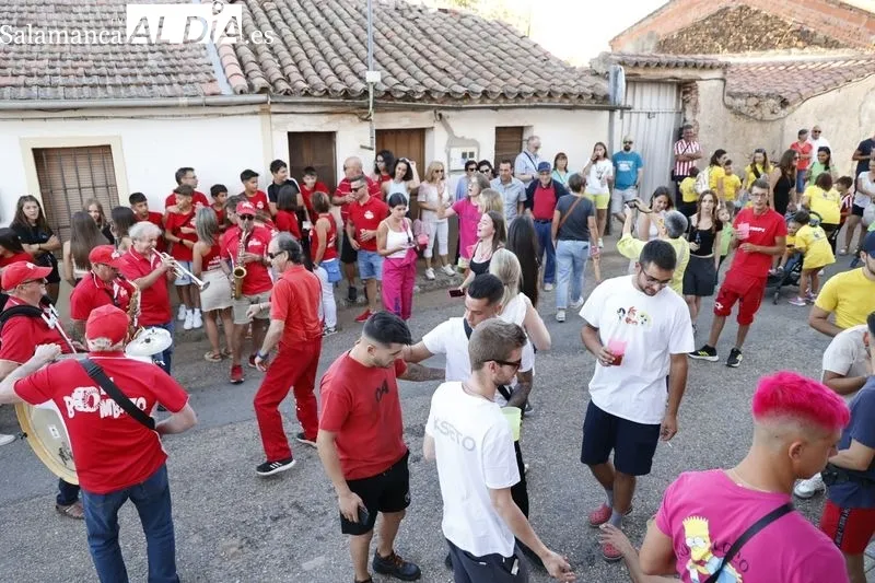 Foto 18 - Do&ntilde;inos arranca sus fiestas con un preg&oacute;n muy animado