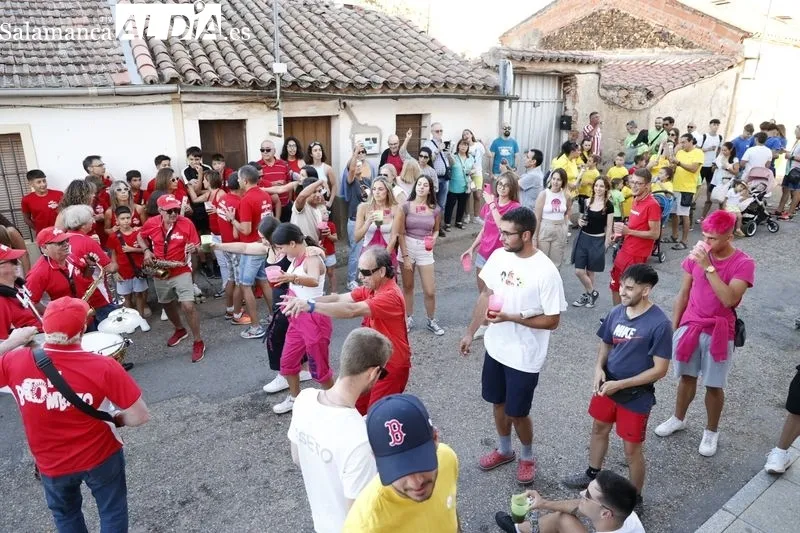 Foto 19 - Do&ntilde;inos arranca sus fiestas con un preg&oacute;n muy animado