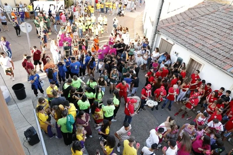 Foto 24 - Do&ntilde;inos arranca sus fiestas con un preg&oacute;n muy animado
