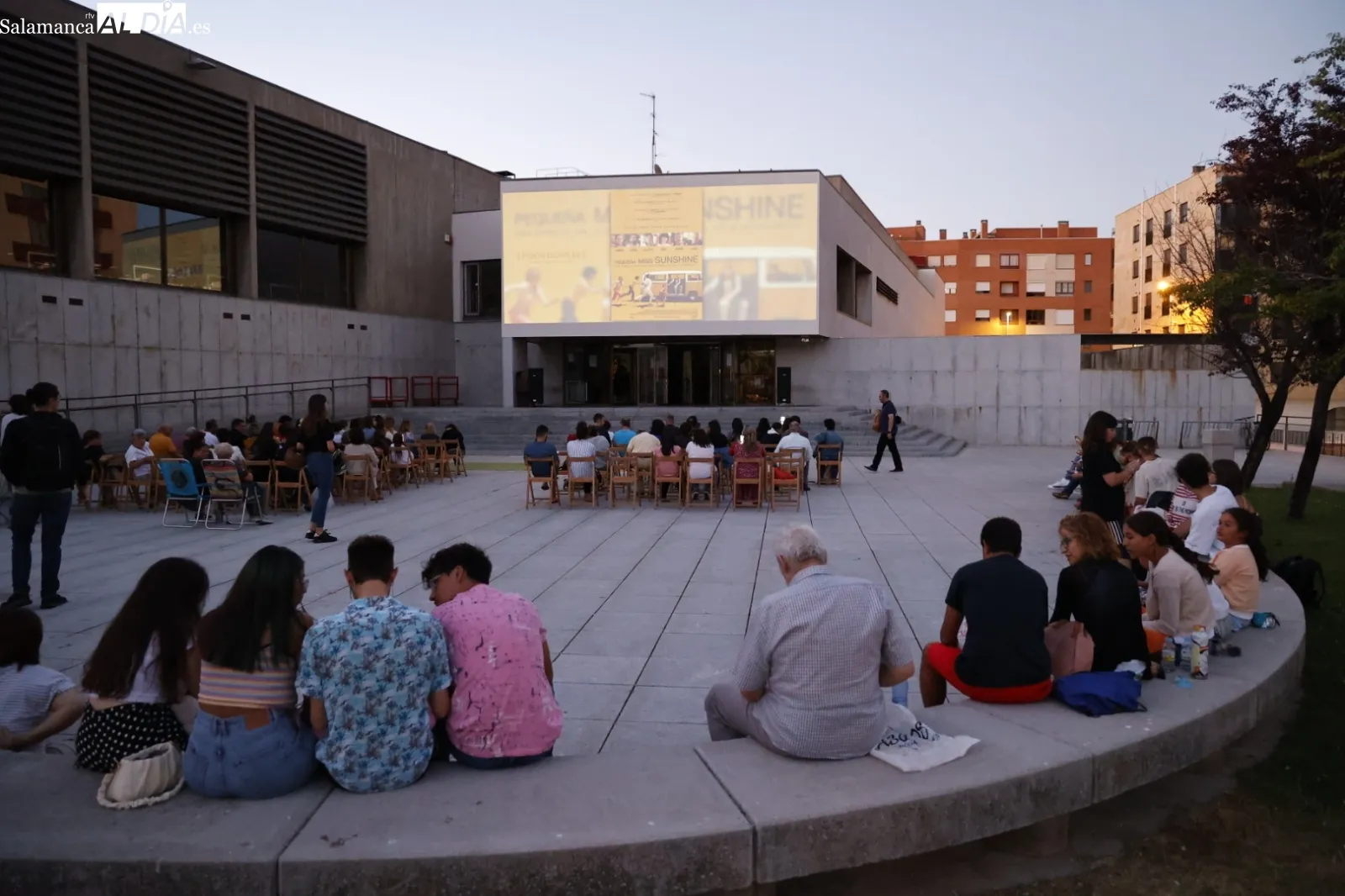 Foto 2 - La pel&iacute;cula &lsquo;Peque&ntilde;a Miss Sunshine&rsquo;, protagonista en la plaza de la biblioteca Torrente Ballester