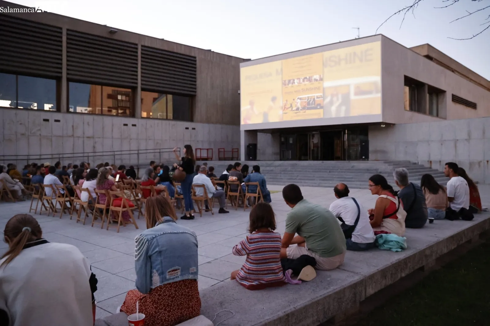 Foto 3 - La pel&iacute;cula &lsquo;Peque&ntilde;a Miss Sunshine&rsquo;, protagonista en la plaza de la biblioteca Torrente Ballester