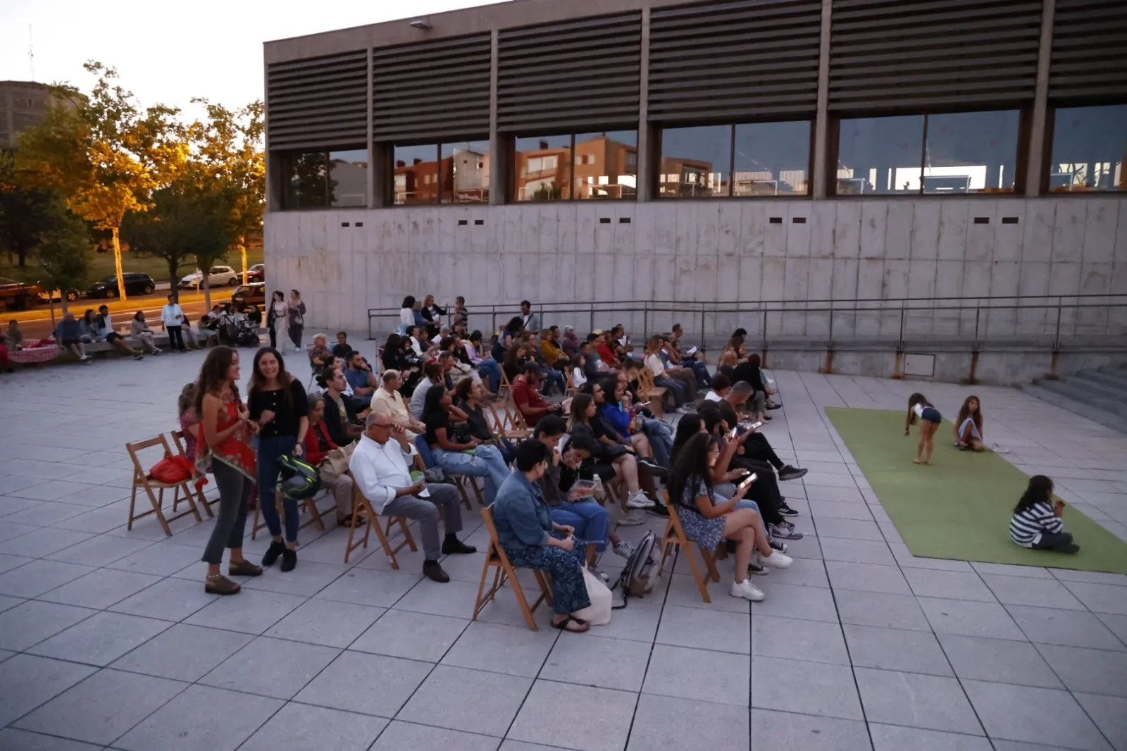Foto 4 - La pel&iacute;cula &lsquo;Peque&ntilde;a Miss Sunshine&rsquo;, protagonista en la plaza de la biblioteca Torrente Ballester