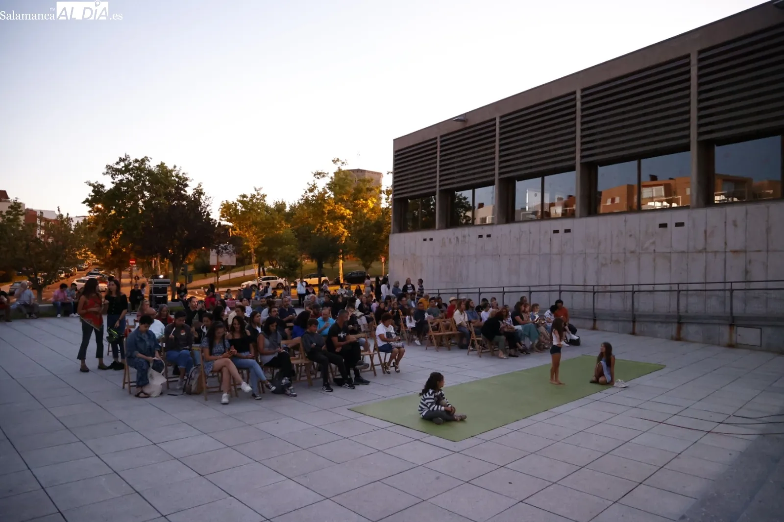 Foto 5 - La pel&iacute;cula &lsquo;Peque&ntilde;a Miss Sunshine&rsquo;, protagonista en la plaza de la biblioteca Torrente Ballester