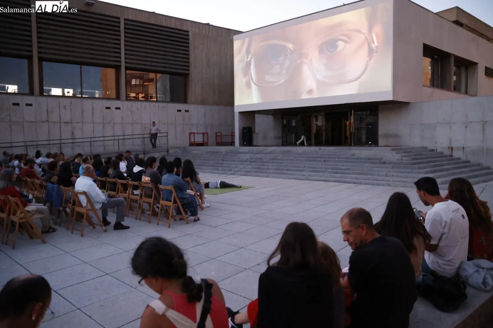 Foto 6 - La pel&iacute;cula &lsquo;Peque&ntilde;a Miss Sunshine&rsquo;, protagonista en la plaza de la biblioteca Torrente Ballester