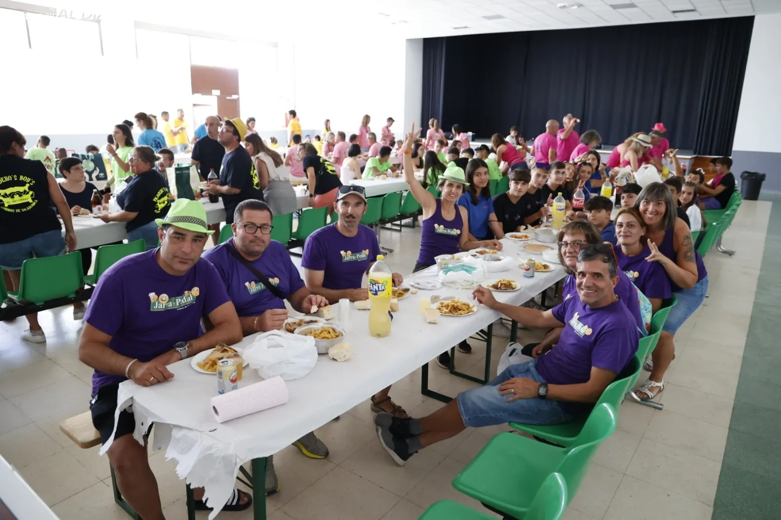 Foto 14 - Do&ntilde;inos disfruta de la comida de pe&ntilde;as 