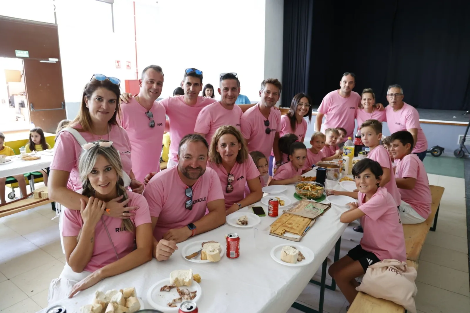 Foto 8 - Do&ntilde;inos disfruta de la comida de pe&ntilde;as 
