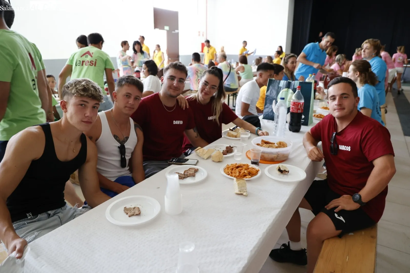 Foto 5 - Do&ntilde;inos disfruta de la comida de pe&ntilde;as 