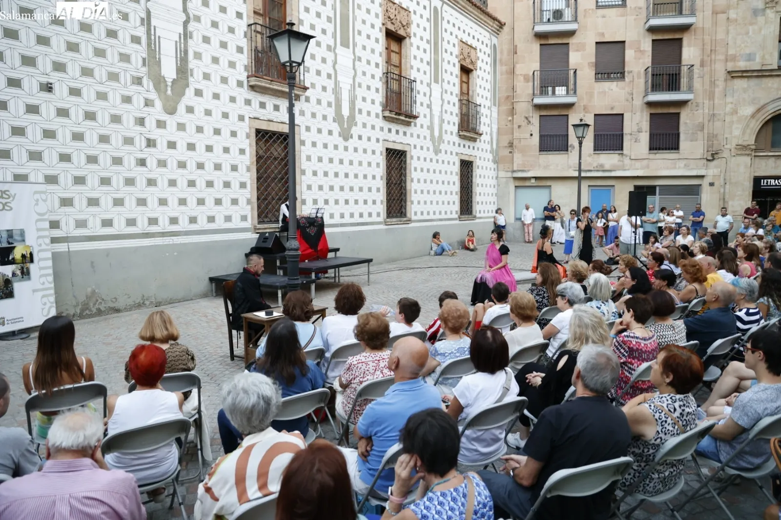 Foto 16 - Intrussi&oacute;n Teatro representa &lsquo;Maestro Bret&oacute;n&rsquo; y hace disfrutar a los salmantinos en la plaza de San Boal