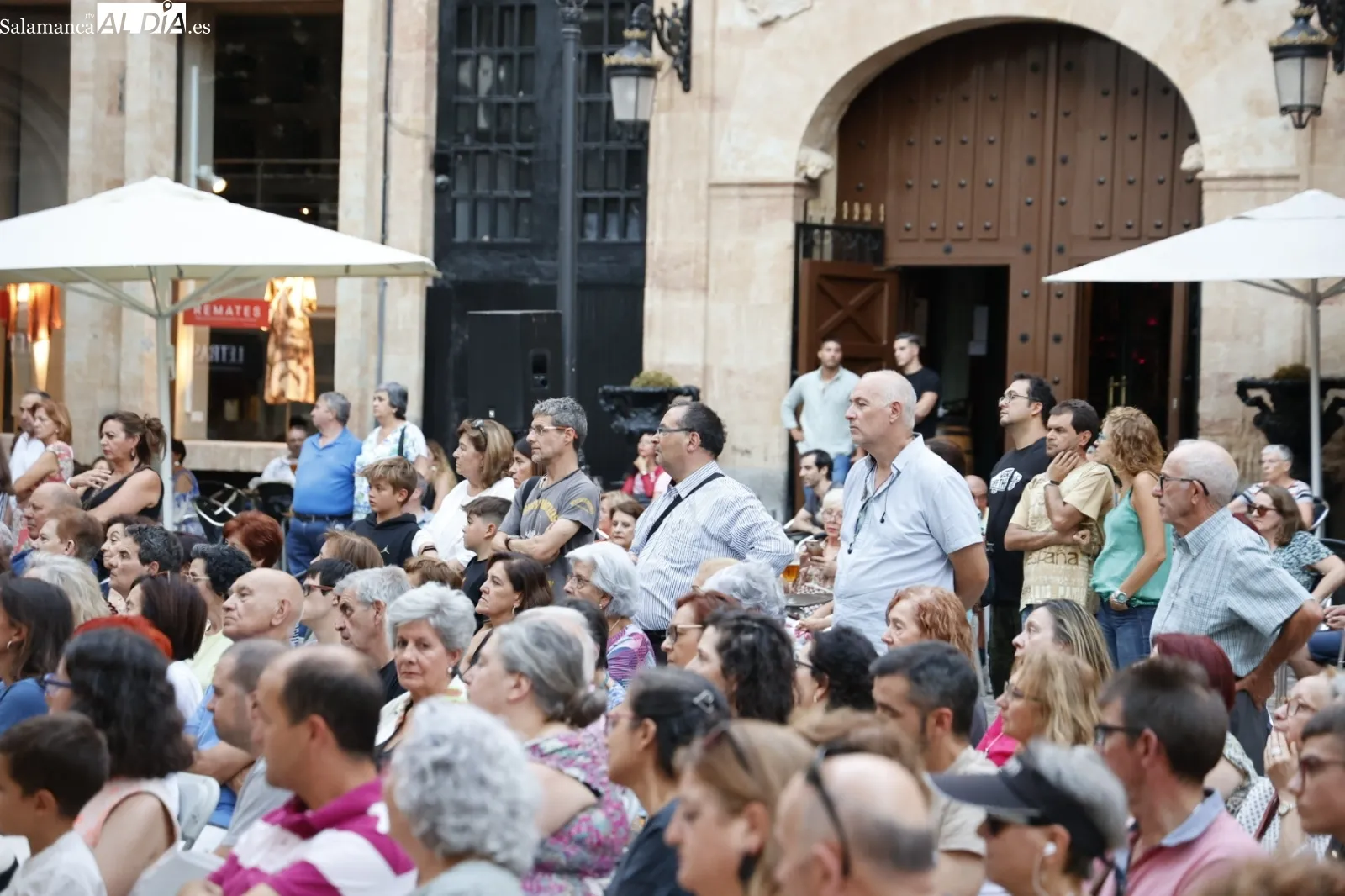 Foto 15 - Intrussi&oacute;n Teatro representa &lsquo;Maestro Bret&oacute;n&rsquo; y hace disfrutar a los salmantinos en la plaza de San Boal