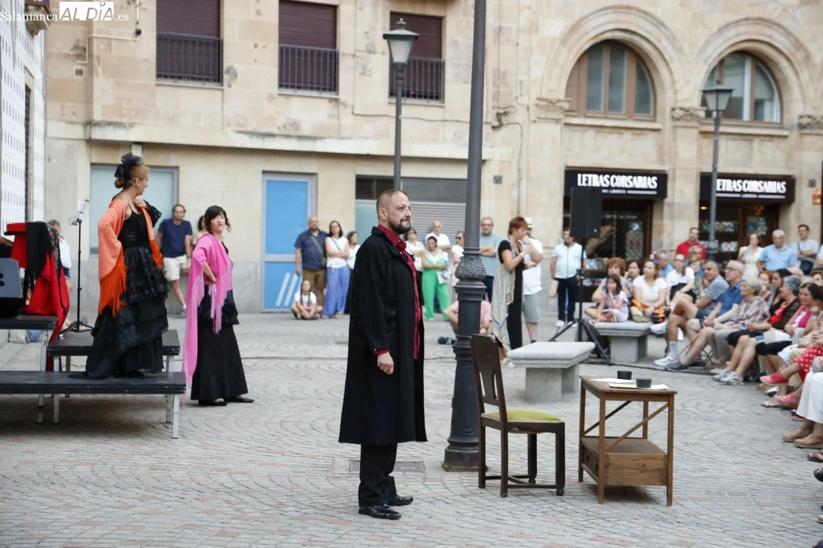 Foto 13 - Intrussi&oacute;n Teatro representa &lsquo;Maestro Bret&oacute;n&rsquo; y hace disfrutar a los salmantinos en la plaza de San Boal