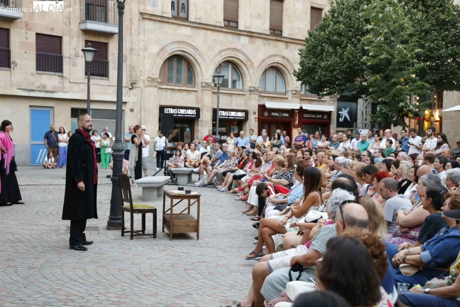 Foto 12 - Intrussi&oacute;n Teatro representa &lsquo;Maestro Bret&oacute;n&rsquo; y hace disfrutar a los salmantinos en la plaza de San Boal