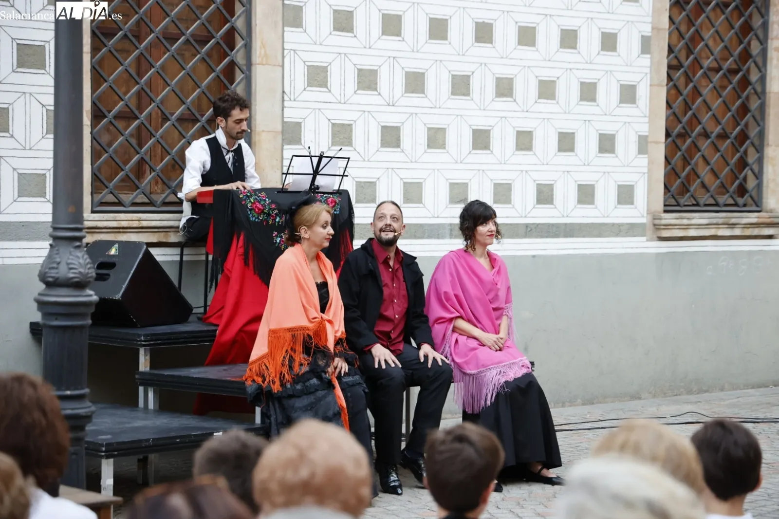 Foto 11 - Intrussi&oacute;n Teatro representa &lsquo;Maestro Bret&oacute;n&rsquo; y hace disfrutar a los salmantinos en la plaza de San Boal