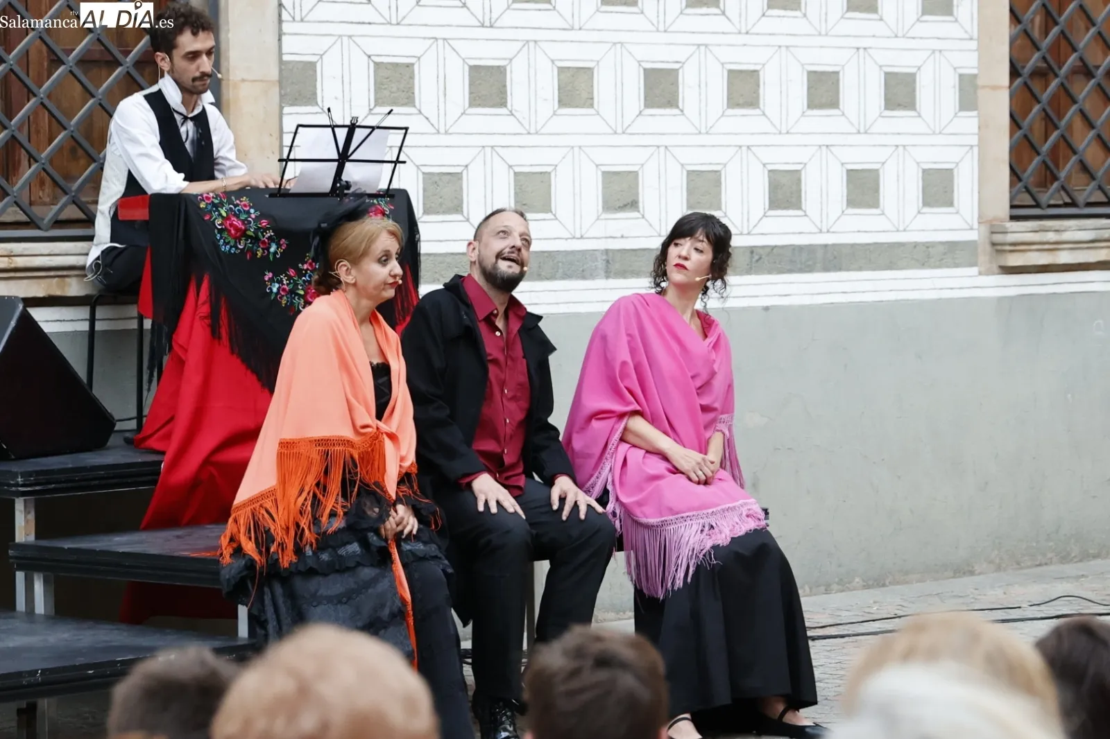 Foto 10 - Intrussi&oacute;n Teatro representa &lsquo;Maestro Bret&oacute;n&rsquo; y hace disfrutar a los salmantinos en la plaza de San Boal