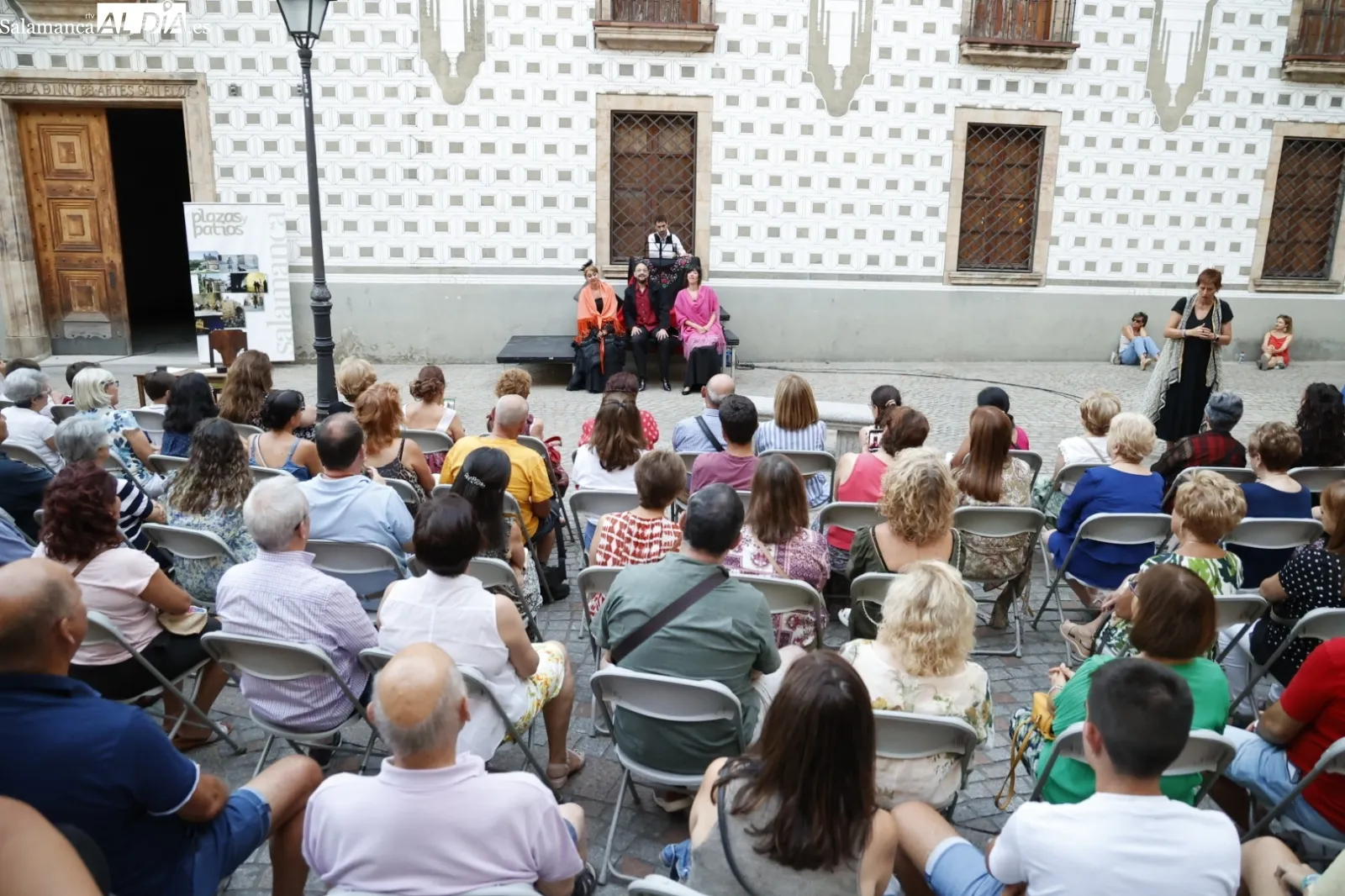 Foto 9 - Intrussi&oacute;n Teatro representa &lsquo;Maestro Bret&oacute;n&rsquo; y hace disfrutar a los salmantinos en la plaza de San Boal