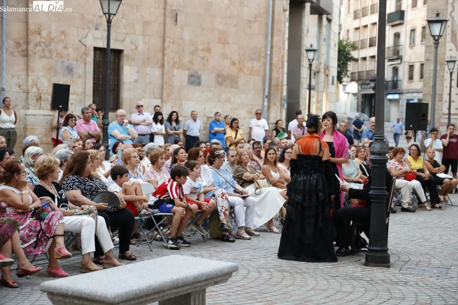 Foto 7 - Intrussi&oacute;n Teatro representa &lsquo;Maestro Bret&oacute;n&rsquo; y hace disfrutar a los salmantinos en la plaza de San Boal