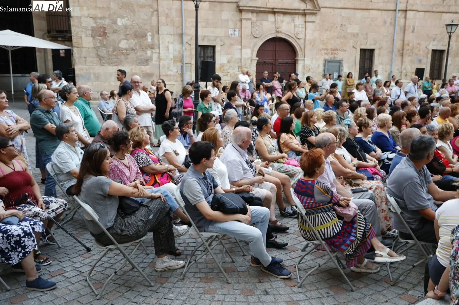 Foto 6 - Intrussi&oacute;n Teatro representa &lsquo;Maestro Bret&oacute;n&rsquo; y hace disfrutar a los salmantinos en la plaza de San Boal