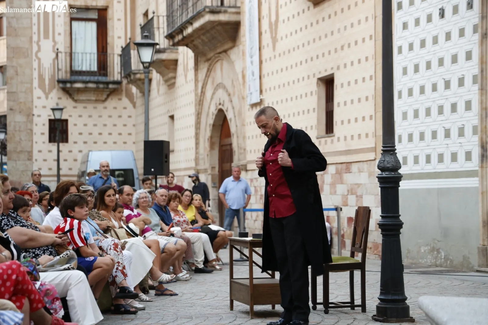 Foto 5 - Intrussi&oacute;n Teatro representa &lsquo;Maestro Bret&oacute;n&rsquo; y hace disfrutar a los salmantinos en la plaza de San Boal