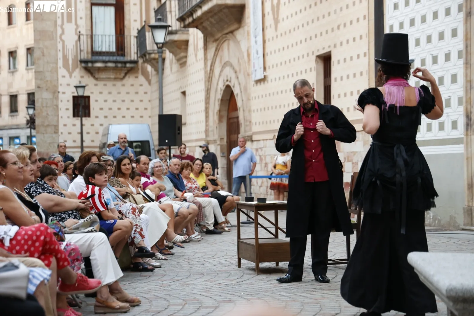Foto 4 - Intrussi&oacute;n Teatro representa &lsquo;Maestro Bret&oacute;n&rsquo; y hace disfrutar a los salmantinos en la plaza de San Boal