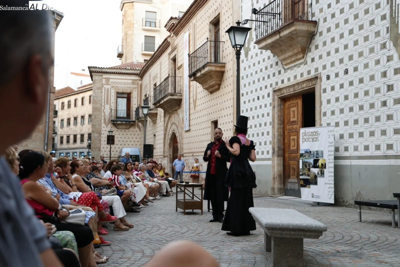 Foto 3 - Intrussi&oacute;n Teatro representa &lsquo;Maestro Bret&oacute;n&rsquo; y hace disfrutar a los salmantinos en la plaza de San Boal