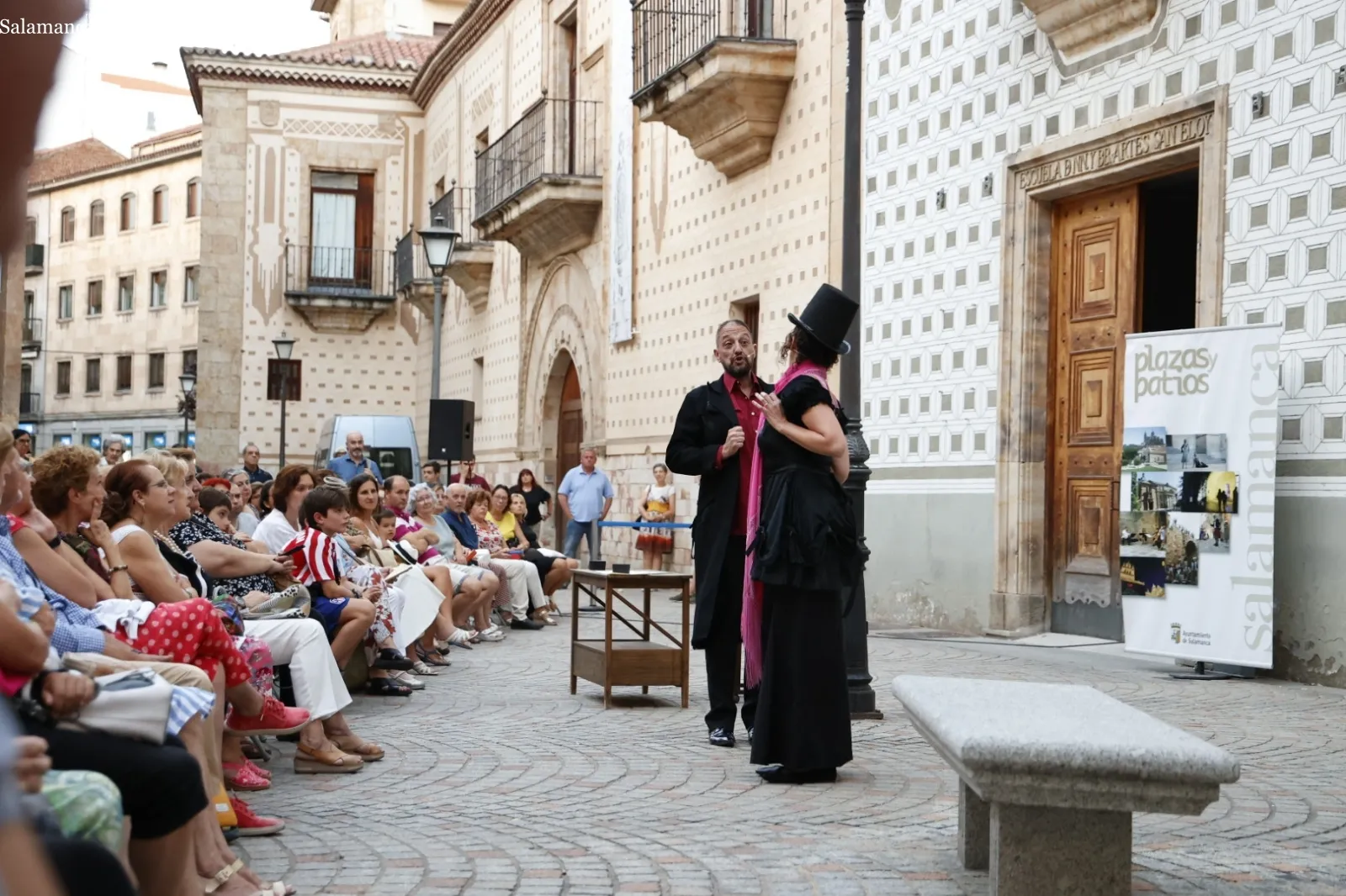 Foto 2 - Intrussi&oacute;n Teatro representa &lsquo;Maestro Bret&oacute;n&rsquo; y hace disfrutar a los salmantinos en la plaza de San Boal