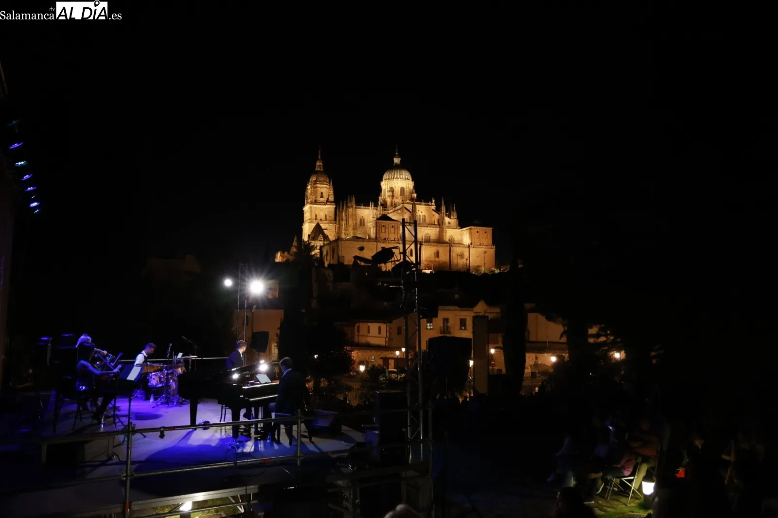 Foto 9 - Simant Duo hace disfrutar al p&uacute;blico salmantino con su concierto en los Jardines de Santo Domingo