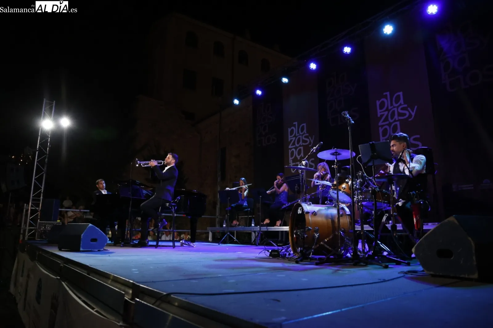 Foto 2 - Simant Duo hace disfrutar al p&uacute;blico salmantino con su concierto en los Jardines de Santo Domingo