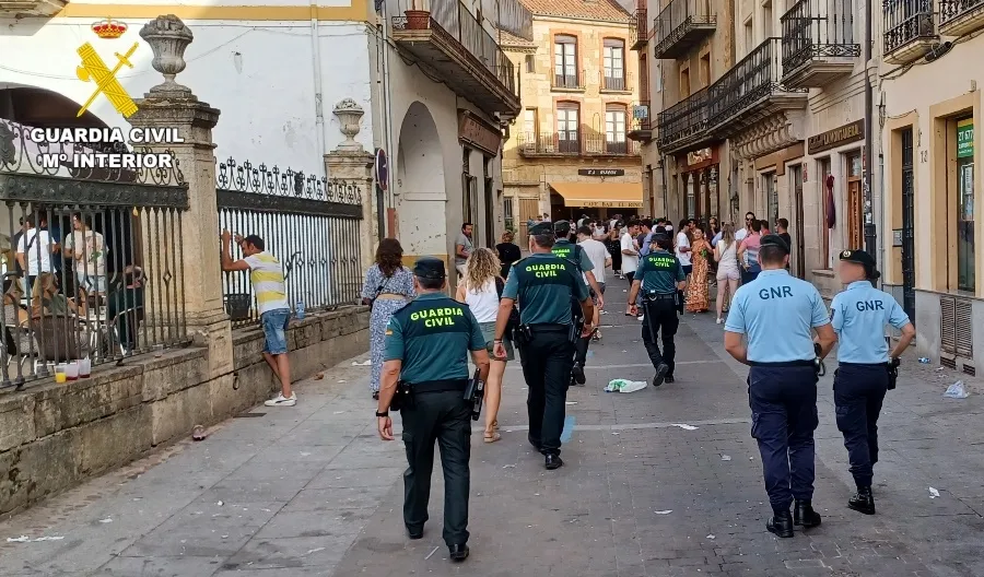 En la imagen se puede ver a agentes uniformados recorriendo la Plaza Mayor durante la celebración del concierto