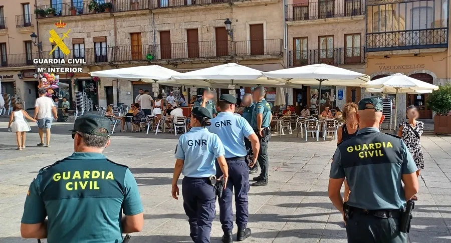 En la imagen se puede ver a agentes uniformados recorriendo la Plaza Mayor durante la celebración del concierto