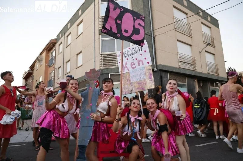 Foto 18 - El tradicional chupinazo y el desfile de pe&ntilde;as abren las fiestas de Carbajosa a lo grande