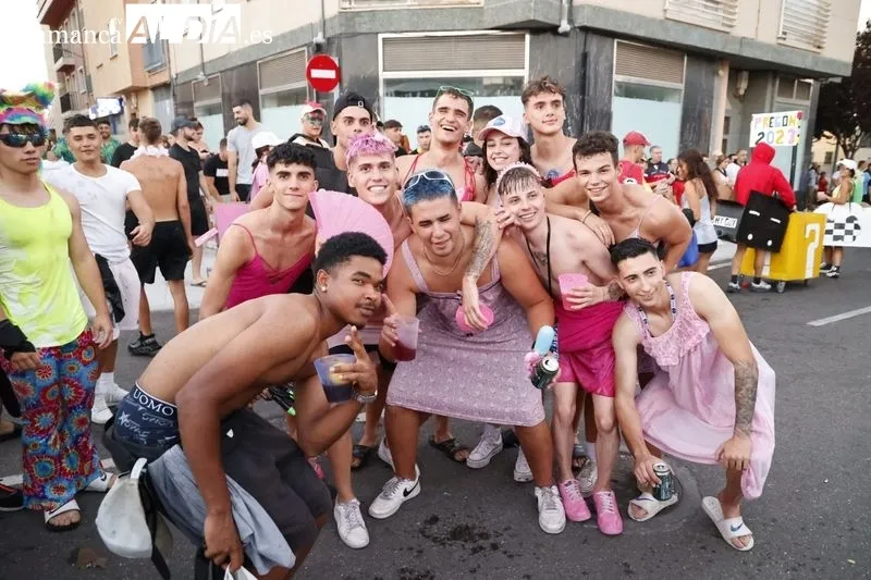 Foto 17 - El tradicional chupinazo y el desfile de pe&ntilde;as abren las fiestas de Carbajosa a lo grande