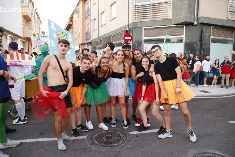 Foto 15 - El tradicional chupinazo y el desfile de pe&ntilde;as abren las fiestas de Carbajosa a lo grande