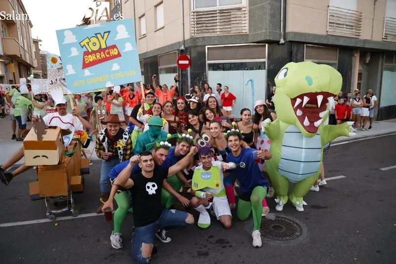 Foto 14 - El tradicional chupinazo y el desfile de pe&ntilde;as abren las fiestas de Carbajosa a lo grande