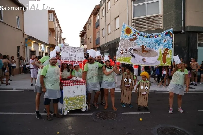 Foto 13 - El tradicional chupinazo y el desfile de pe&ntilde;as abren las fiestas de Carbajosa a lo grande