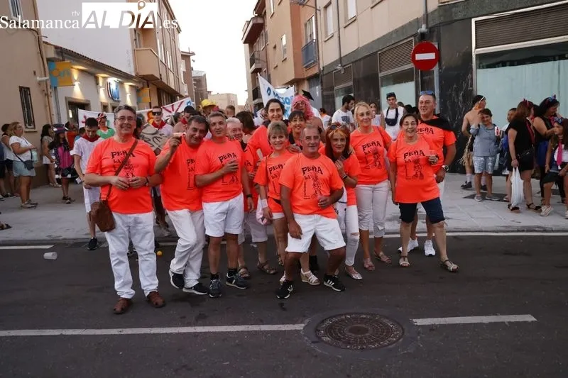 Foto 12 - El tradicional chupinazo y el desfile de pe&ntilde;as abren las fiestas de Carbajosa a lo grande