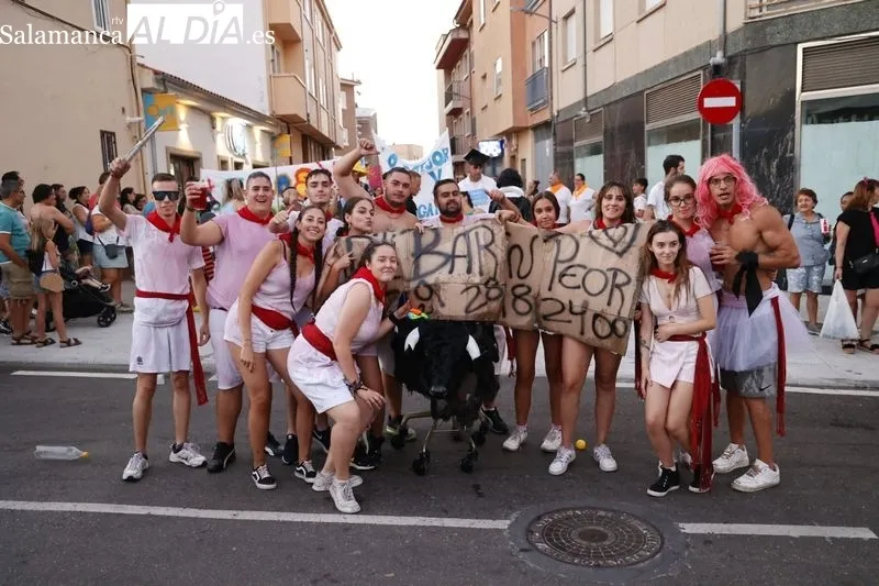 Foto 11 - El tradicional chupinazo y el desfile de pe&ntilde;as abren las fiestas de Carbajosa a lo grande