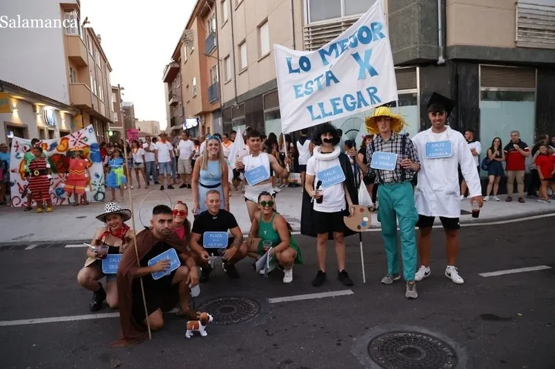 Foto 10 - El tradicional chupinazo y el desfile de pe&ntilde;as abren las fiestas de Carbajosa a lo grande