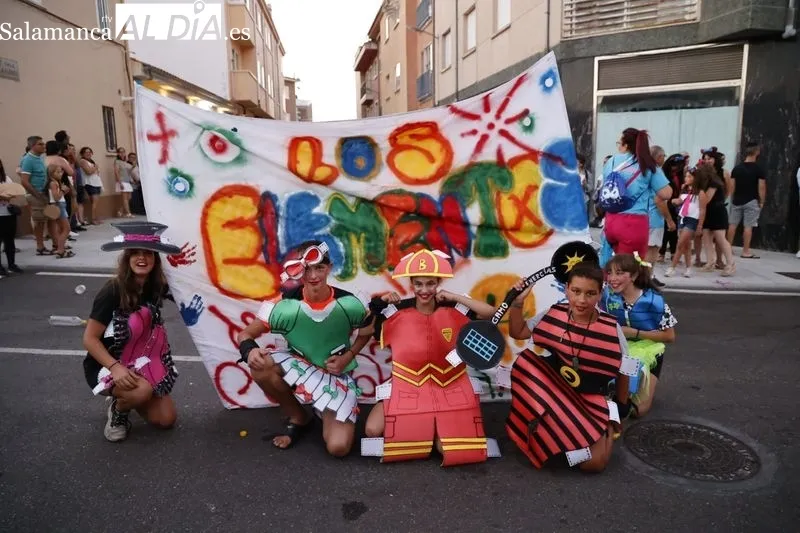Foto 9 - El tradicional chupinazo y el desfile de pe&ntilde;as abren las fiestas de Carbajosa a lo grande