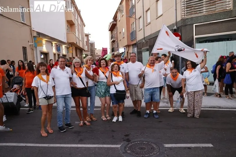 Foto 8 - El tradicional chupinazo y el desfile de pe&ntilde;as abren las fiestas de Carbajosa a lo grande