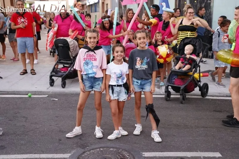 Foto 7 - El tradicional chupinazo y el desfile de pe&ntilde;as abren las fiestas de Carbajosa a lo grande