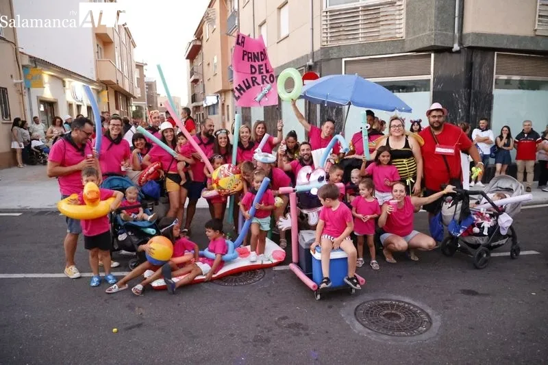 Foto 6 - El tradicional chupinazo y el desfile de pe&ntilde;as abren las fiestas de Carbajosa a lo grande