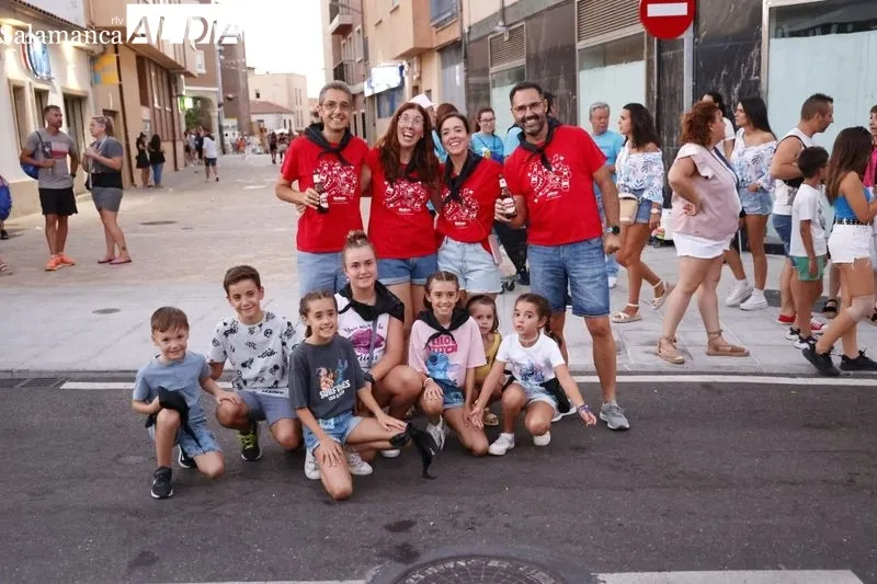 Foto 5 - El tradicional chupinazo y el desfile de pe&ntilde;as abren las fiestas de Carbajosa a lo grande