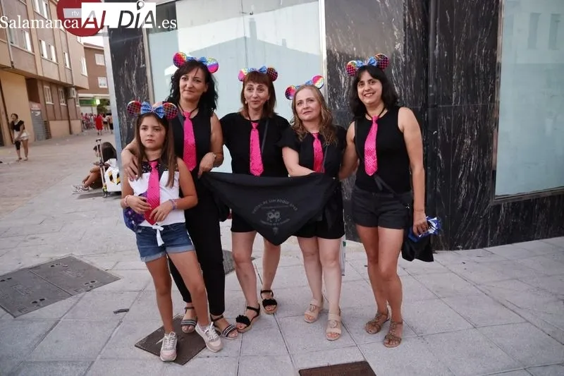 Foto 4 - El tradicional chupinazo y el desfile de pe&ntilde;as abren las fiestas de Carbajosa a lo grande