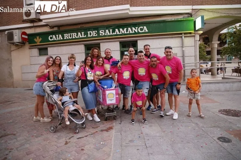 Foto 2 - El tradicional chupinazo y el desfile de pe&ntilde;as abren las fiestas de Carbajosa a lo grande