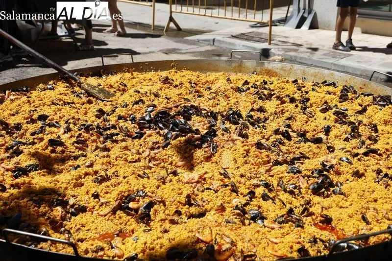 Foto 2 - Castellanos de Moriscos se divierte con su Gran Paella Popular