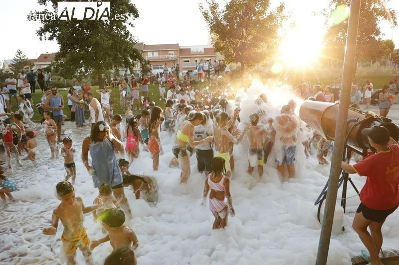 Foto 11 - Los m&aacute;s j&oacute;venes se divierten al m&aacute;ximo con la fiesta de la espuma en Carbajosa