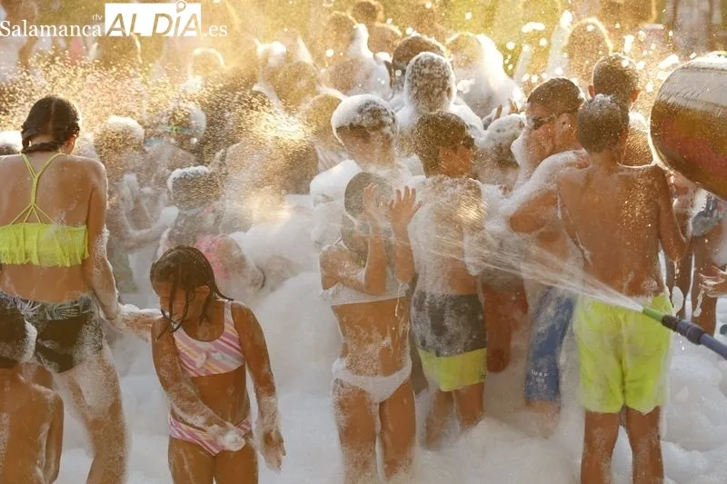 Foto 10 - Los m&aacute;s j&oacute;venes se divierten al m&aacute;ximo con la fiesta de la espuma en Carbajosa