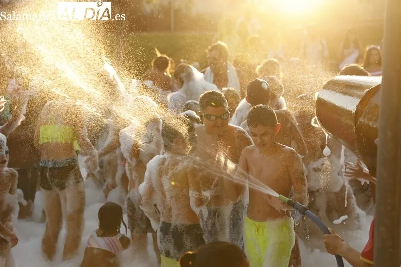 Foto 9 - Los m&aacute;s j&oacute;venes se divierten al m&aacute;ximo con la fiesta de la espuma en Carbajosa